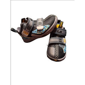 Toddler Boys Size 9 Nike shoes with Velcro